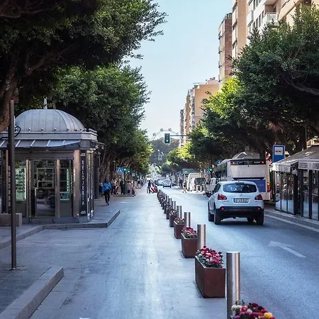 Paseo De *